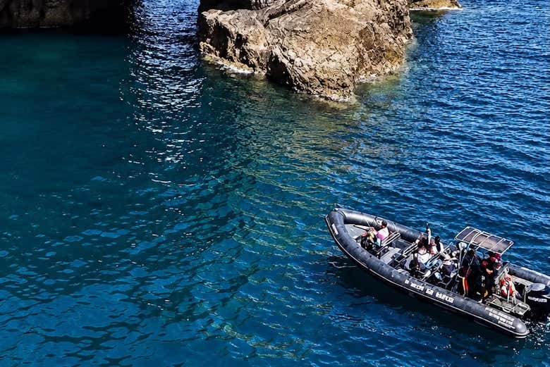Navegando junto a las grutas marinas del Cabo de Peñas
