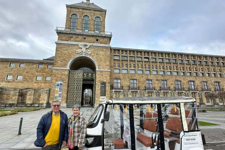 In posa accanto all'Università Laboral