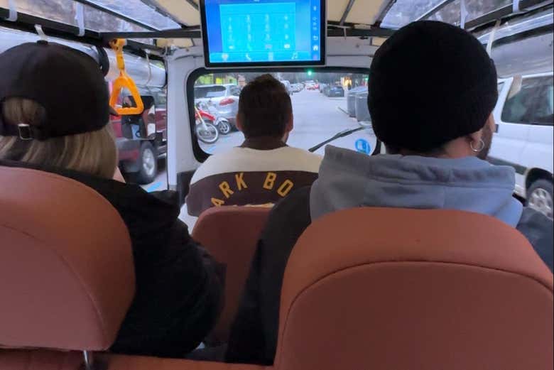 Disfrutando de Gijón subidos en un tuk tuk