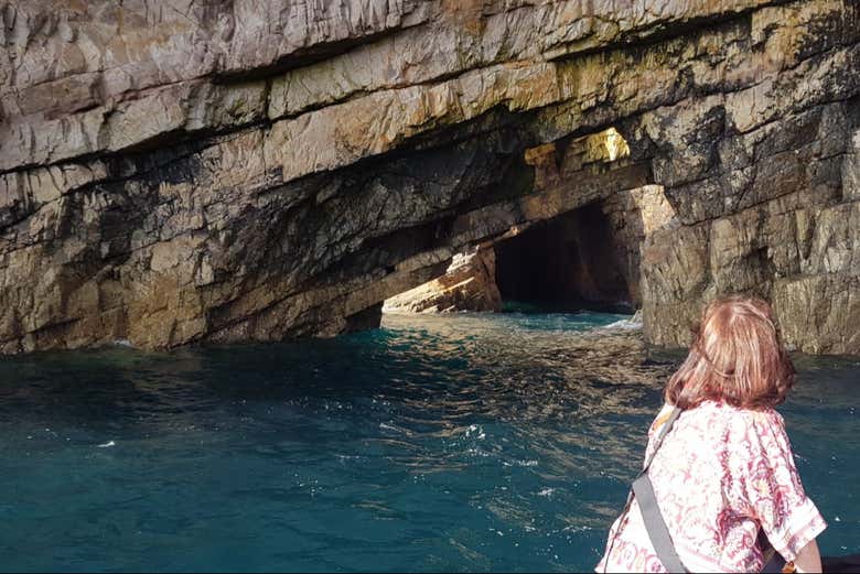 Visita alle grotte delle formazioni rocciose