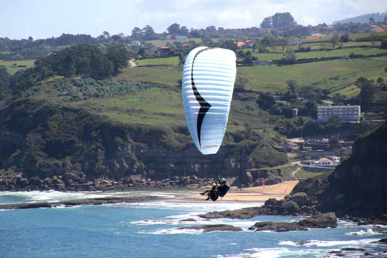 Sobrevolando la costa asturiana