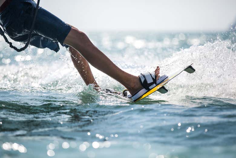 Practicando wakeboard en la playa de Gijón