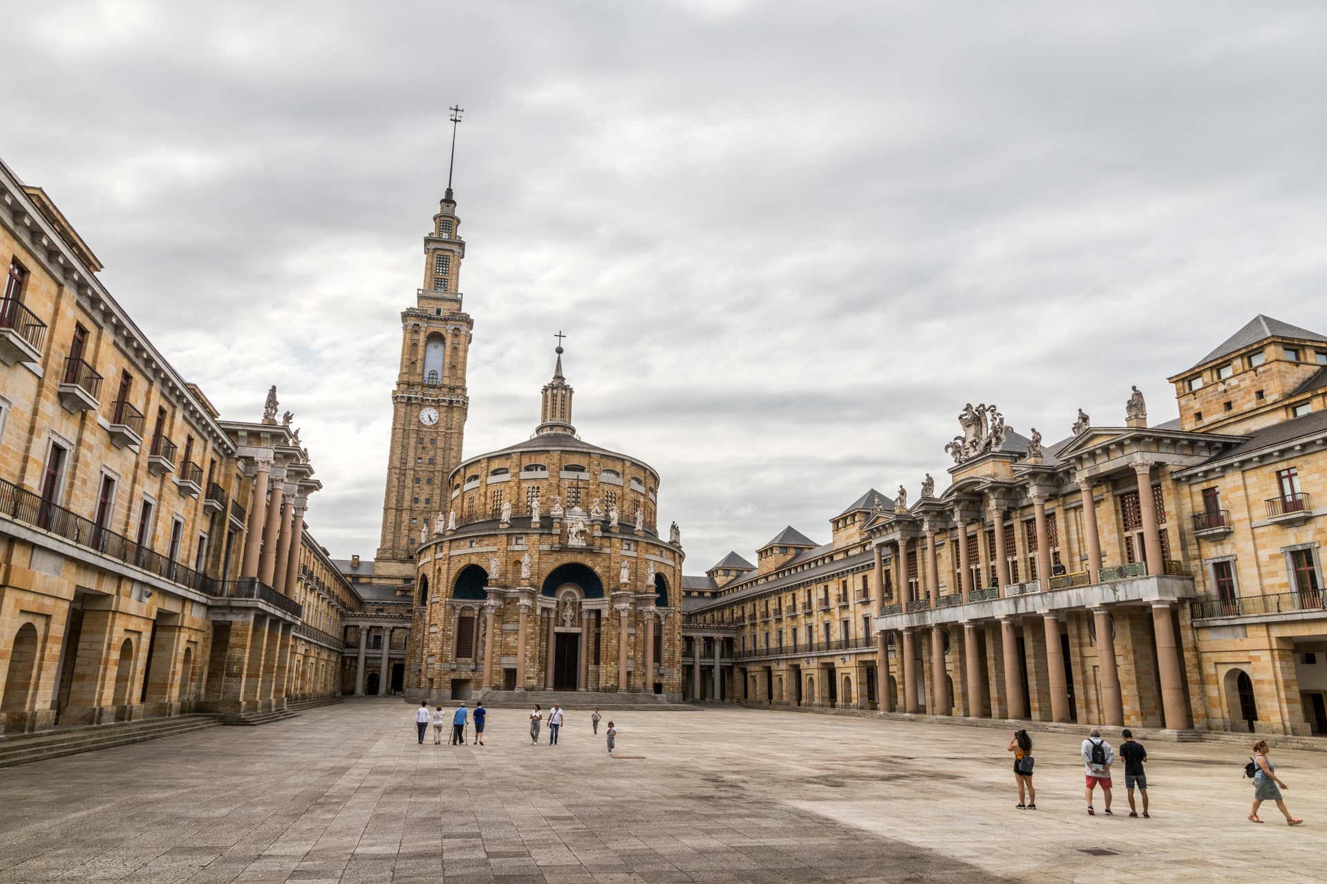 Visita guiada por Laboral Ciudad de la Cultura