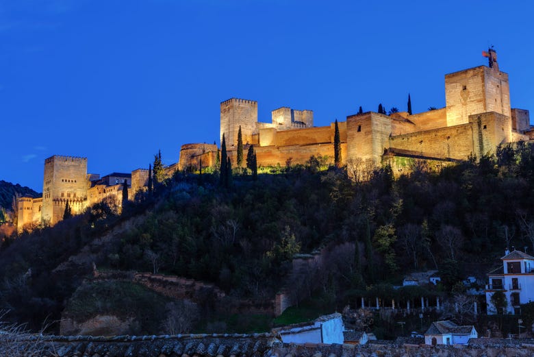 L'Alhambra illuminé depuis la place de los Carvajales