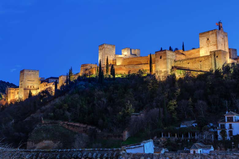 A Alhambra iluminada vista da plaza de los Carvajales