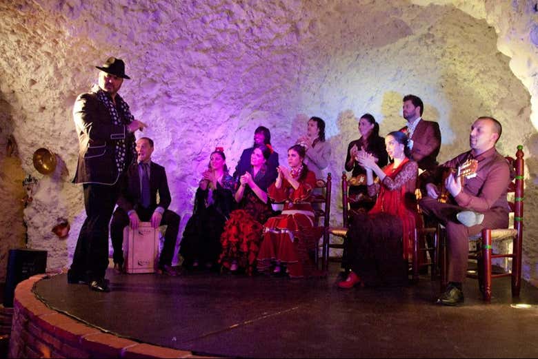 Be amazed by this mesmerizing flamenco show!