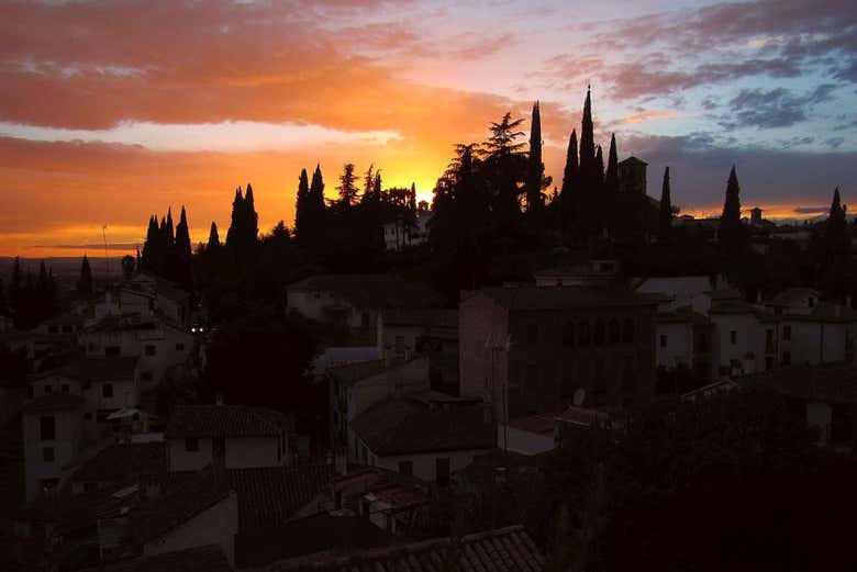 Cae la noche en el barrio del Albaicín