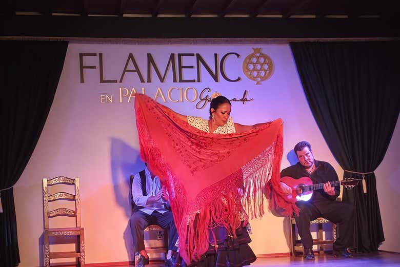 Bailando con los músicos de fondo