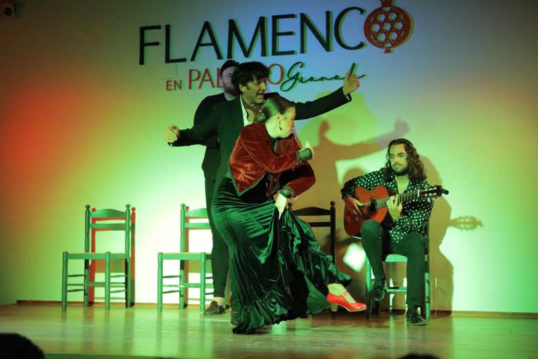 Una bailaora en el tablao flamenco