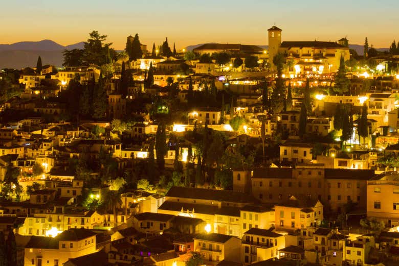 Barrio Albaicín de Granada de noche