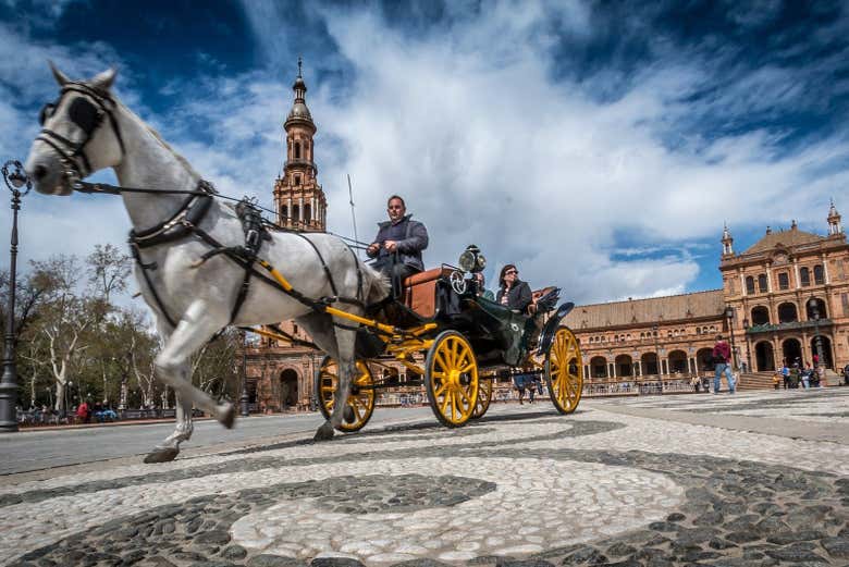 Voiture tirée par des chevaux sur la Plaza de España