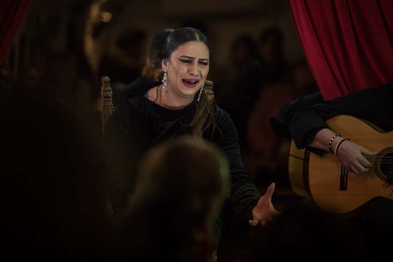 Una cantaora en la Cueva Flamenca La Comino