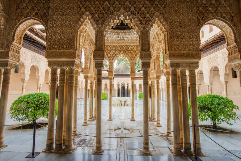 Patio de Leones, en uno de los palacios nazaríes de la Alhambra