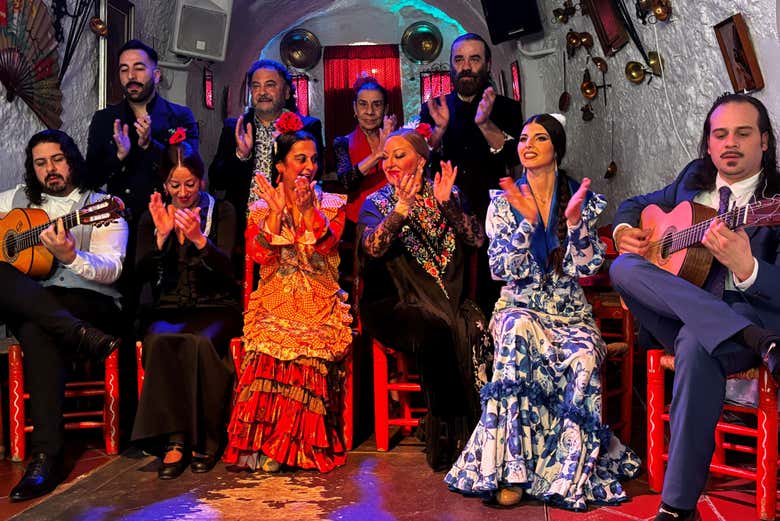 Tocando las palmas durante el espectáculo flamenco