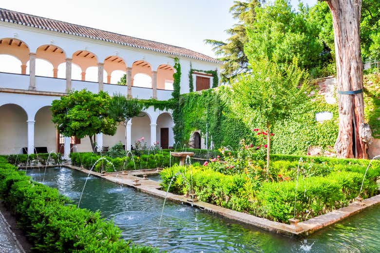 Fall in love with the gardens of Generalife