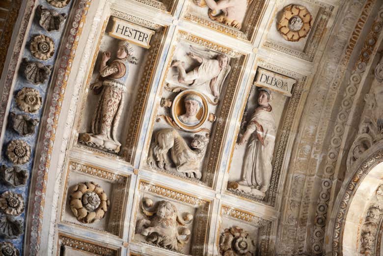 Detalles en el techo de la Basílica de San Juan de Dios