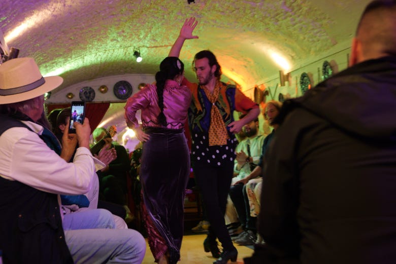 Disfrutando de un espectáculo flamenco en una cueva granaína