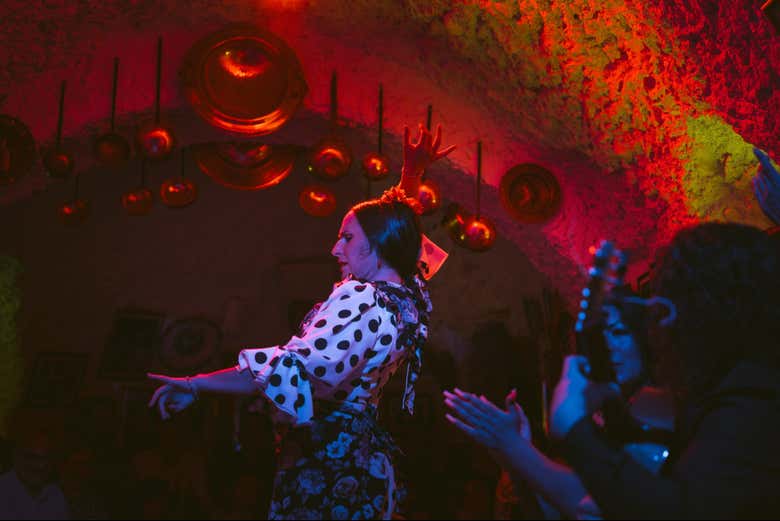 Bailaora en plena actuación flamenca