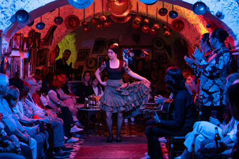 Bailaora flamenca en plena actuación en una cueva del Sacromonte