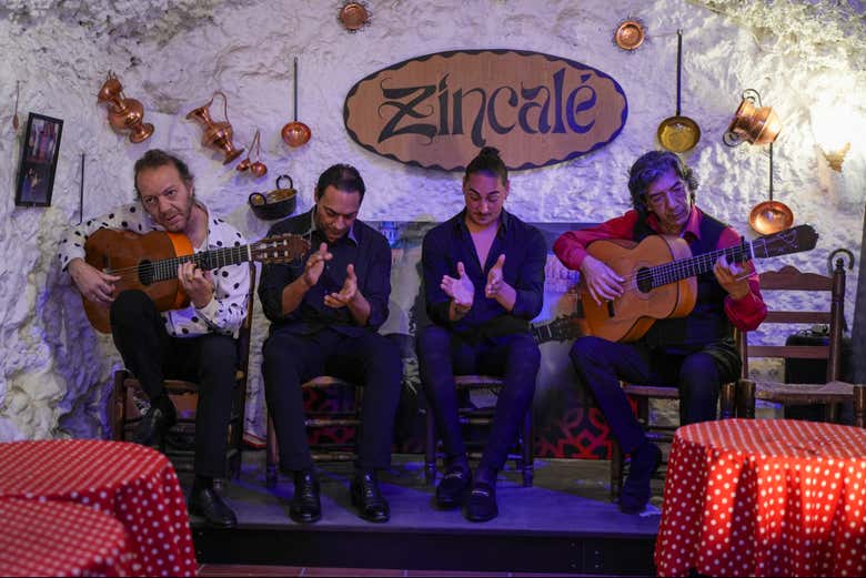 Artistas flamencos en la Cueva Zincalé