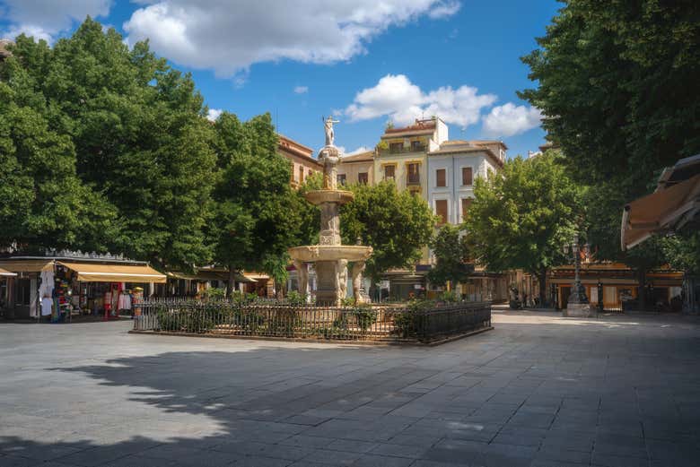 Fuente de los Gigantes, nella piazza di Bib-Rambla