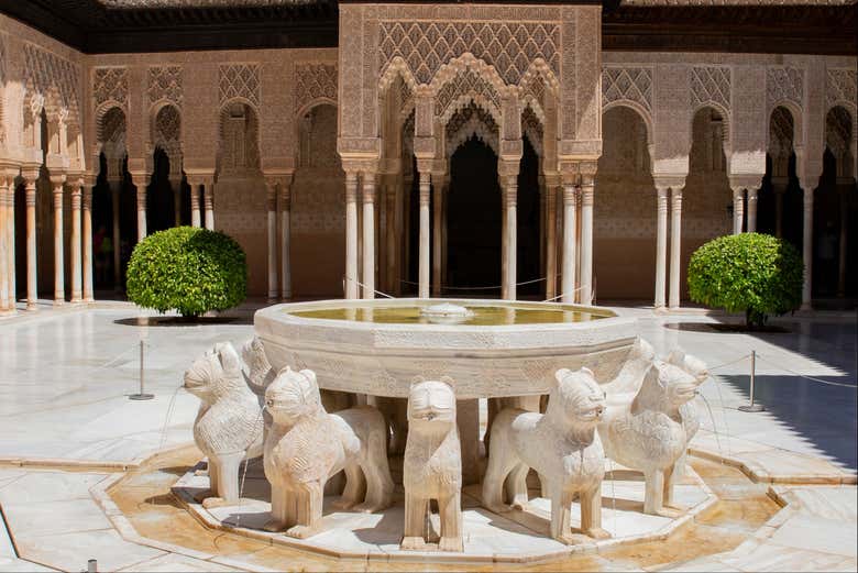 Fuente del patio de los Leones, uno de los emblemas de Granada