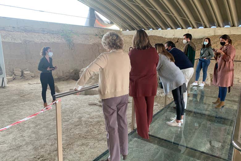 Atendiendo a las explicaciones del guía