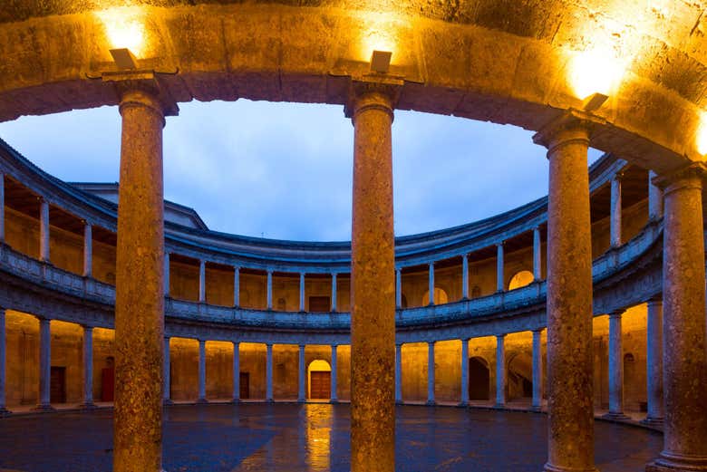 Interior del Palacio de Carlos V iluminado