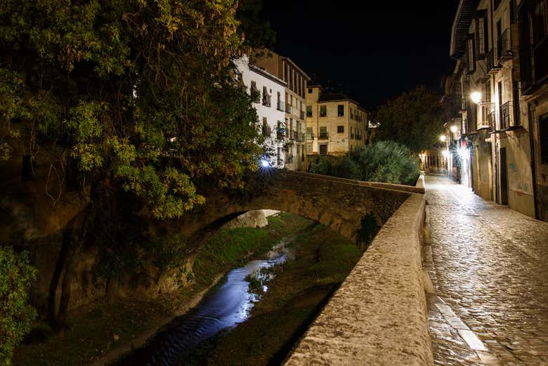 Paseando por las calles oscuras de Granada