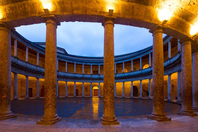 See how the palace lights up after dark
