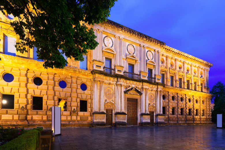 Palacio de Carlos V de la Alhambra iluminado
