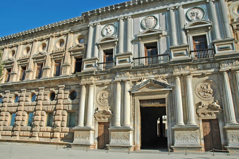 Admirando la fachada del Palacio de Carlos V