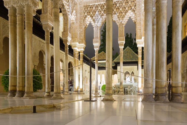 Patio de los Leones de la Alhambra de noche