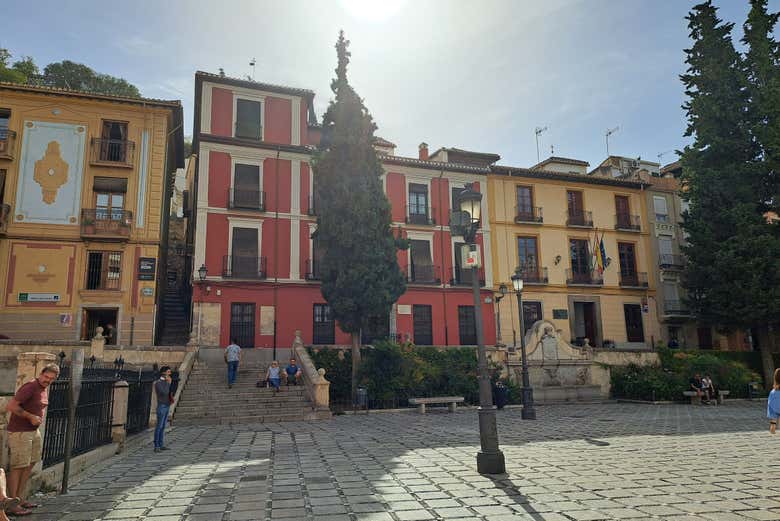 La place Santa Ana, l'une des plus animées de la ville