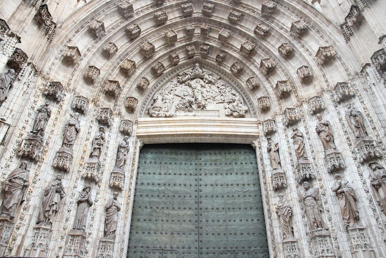 Admirando el pórtico de la catedral de Sevilla