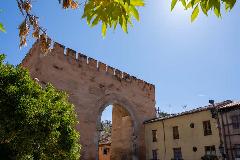 Puerta Elvira, en la plaza granadina del Triunfo