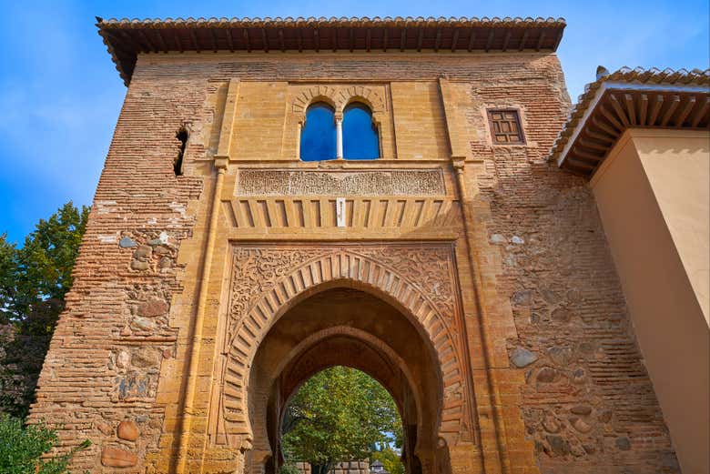 Admire the Puerta del Vino