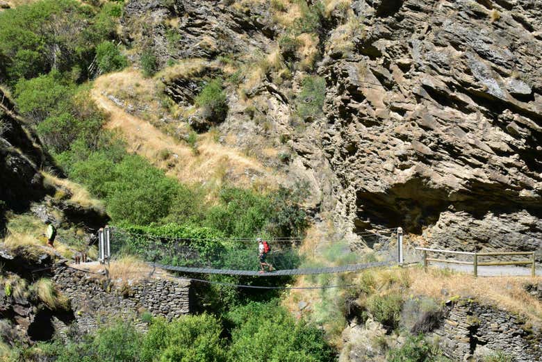 Cruzando uno de los puentes