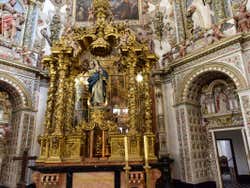 Altar dedicado a la Virgen de la Asunción