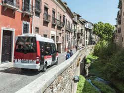 Autobús por la Acera del Darro