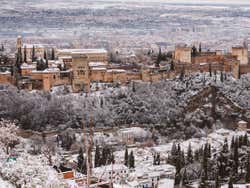 La Alhambra cubierta de nieve