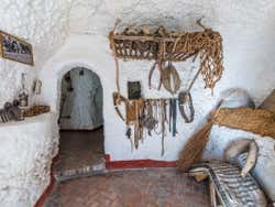 Objetos expuestos en las cuevas del Sacromonte