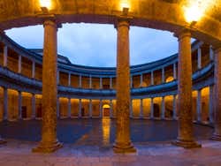 Palacio de Carlos V de noche