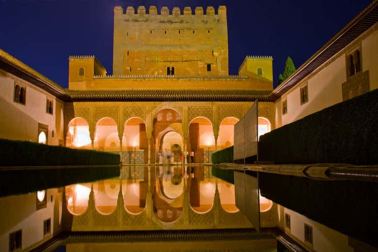 Torre de Comares de la Alhambra iluminada