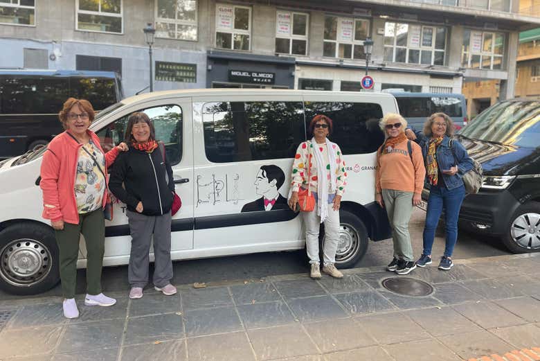 Las chicas y Federico, nos vamos pal pueblo