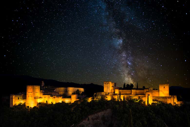 La noche es el momento perfecto para visitar la Alhambra