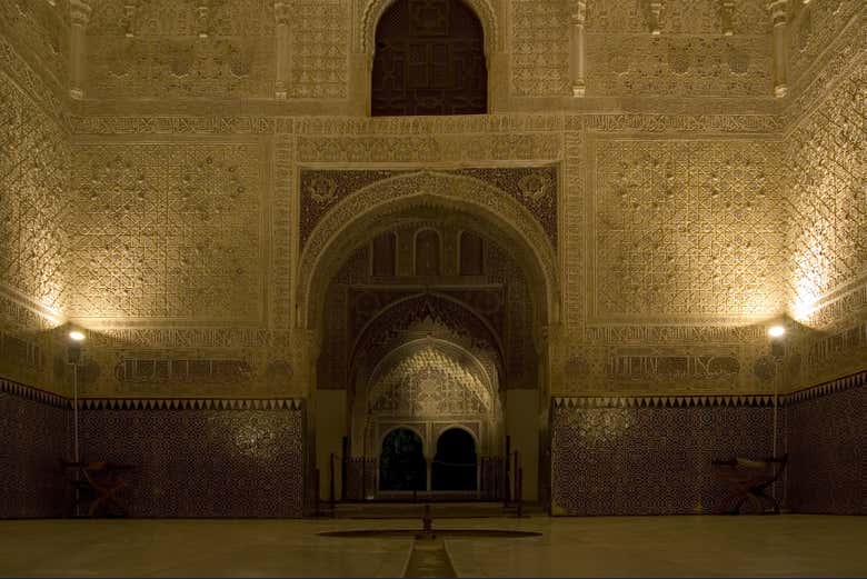 Descubriréis la magia de la Alhambra durante la noche