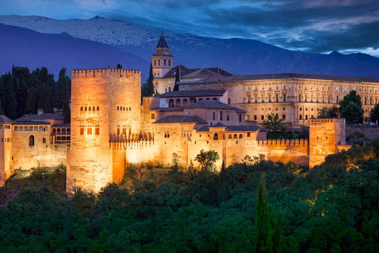 Vista nocturna de la Alhambra