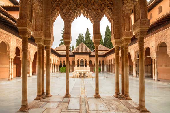 Transporte a la Alhambra y los Palacios Nazaríes con entradas y guía