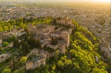 Visita guiada pela Alhambra e aos Palácios Nasridas + Granada City Pass